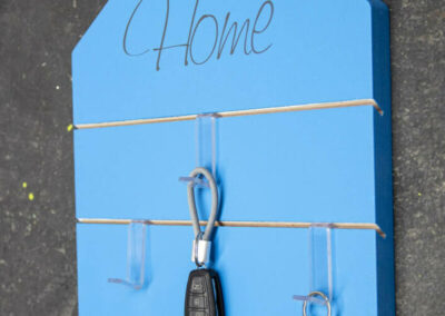Blaues Schlüsselbrett mit Schriftzug Home